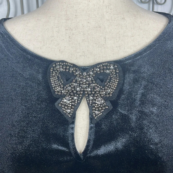 TOP
Embellished Bow Cozy Velour Top Sz L - Picture 3 of 12